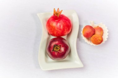 Nar beyaz arka planda, stüdyo vurdu