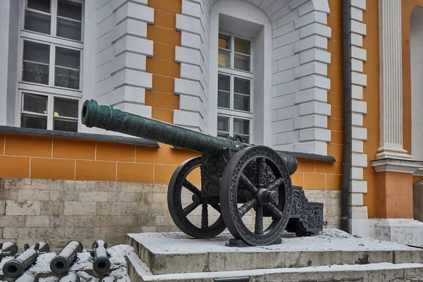 Armas de guerra antiguas en el Kremlin, Moscú — Foto de Stock