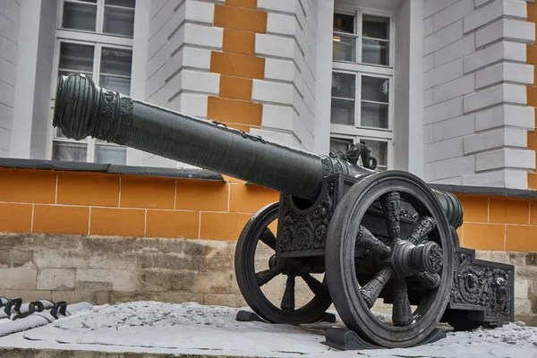 Armas de guerra antigas em Kremlin, Moscú — Fotografia de Stock