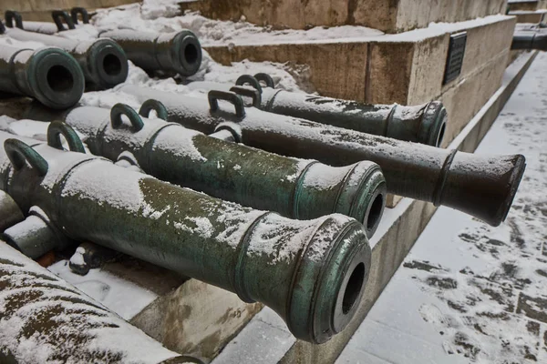 Древнее военное оружие в Кремле — стоковое фото