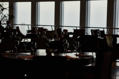 Gözlük ile hizmet tablo yemek çatal ve bıçaklar