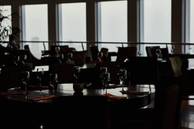 Gözlük ile hizmet tablo yemek çatal ve bıçaklar