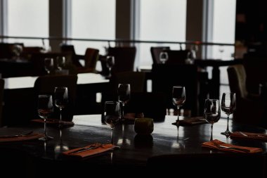 Gözlük ile hizmet tablo yemek çatal ve bıçaklar