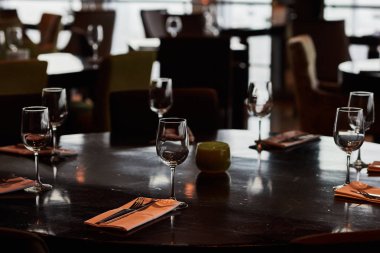 Gözlük ile hizmet tablo yemek çatal ve bıçaklar