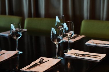 Gözlük ile hizmet tablo yemek çatal ve bıçaklar