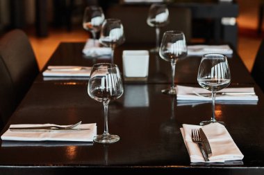 Gözlük ile hizmet tablo yemek çatal ve bıçaklar