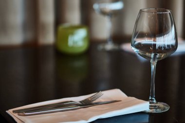 Gözlük ile hizmet tablo yemek çatal ve bıçaklar
