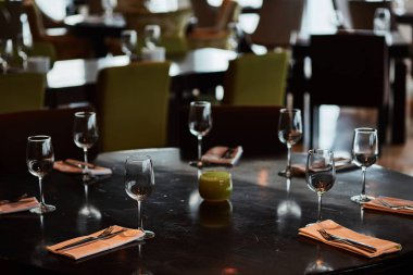 Gözlük ile hizmet tablo yemek çatal ve bıçaklar