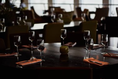 Gözlük ile hizmet tablo yemek çatal ve bıçaklar