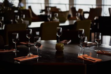 Gözlük ile hizmet tablo yemek çatal ve bıçaklar