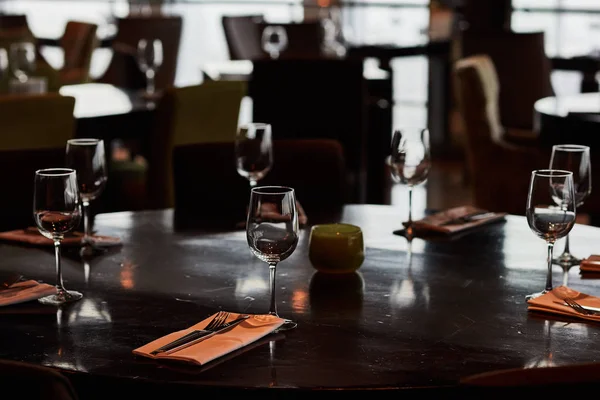 Gözlük ile hizmet tablo yemek çatal ve bıçaklar