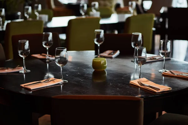 Gözlük ile hizmet tablo yemek çatal ve bıçaklar