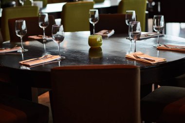 Gözlük ile hizmet tablo yemek çatal ve bıçaklar