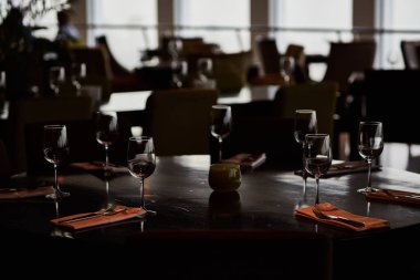 Gözlük ile hizmet tablo yemek çatal ve bıçaklar