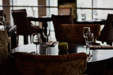 Gözlük ile hizmet tablo yemek çatal ve bıçaklar