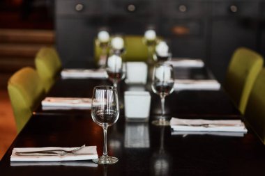 Gözlük ile hizmet tablo yemek çatal ve bıçaklar