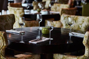 Gözlük ile hizmet tablo yemek çatal ve bıçaklar