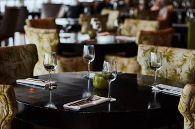 Gözlük ile hizmet tablo yemek çatal ve bıçaklar