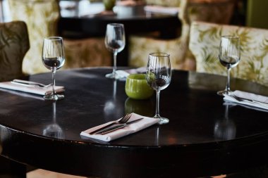 Gözlük ile hizmet tablo yemek çatal ve bıçaklar