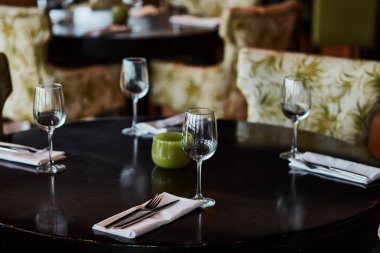 Gözlük ile hizmet tablo yemek çatal ve bıçaklar