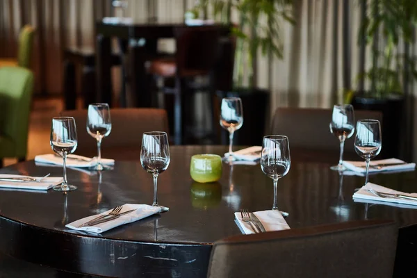 Gözlük ile hizmet tablo yemek çatal ve bıçaklar