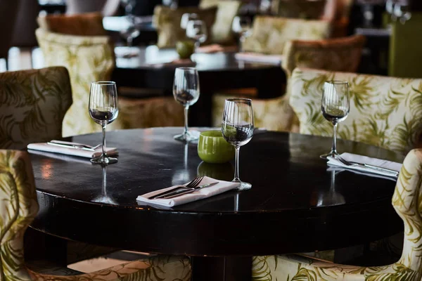 Gözlük ile hizmet tablo yemek çatal ve bıçaklar