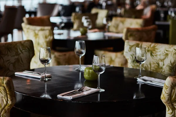 Gözlük ile hizmet tablo yemek çatal ve bıçaklar