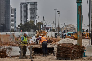 Tel Aviv - 10.06.2017: İnşaat işçileri Tel Aviv kesme FITT içinde