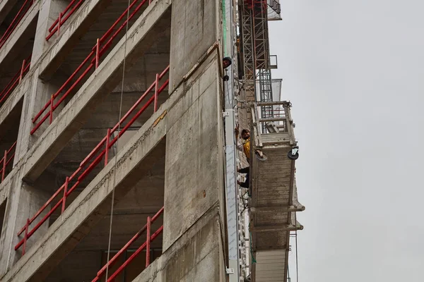 Тель-Авив - 10.06.2017: Арабские рабочие строят здание в Тель-Авиве — стоковое фото