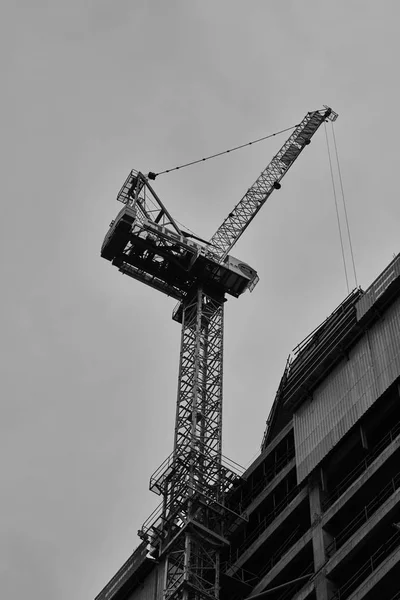 Guindaste de construção em Tel Aviv vista de perto — Fotografia de Stock