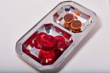 Kırmızı jöle çilek ve vişne şeker bir metal plaka makro üzerinde