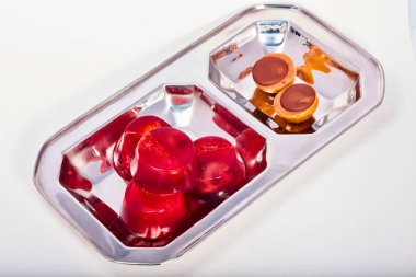 Kırmızı jöle çilek ve vişne şeker bir metal plaka makro üzerinde