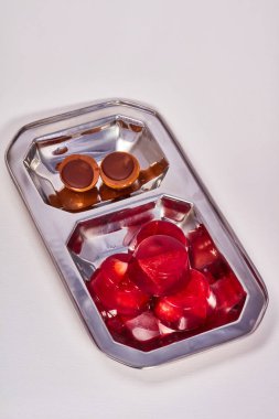 Kırmızı jöle çilek ve vişne şeker bir metal plaka makro üzerinde