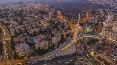 Gece Kudüs şehir merkezi, İsrail, hava aracı görüntüsü
