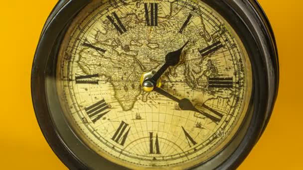 Relógio Despertador Antigo Com Mapa Mundo Executando Lapso Tempo Estúdio — Vídeo de Stock