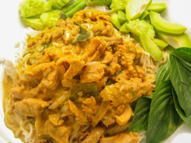 pirinç noodle tavuk köri sosu ile