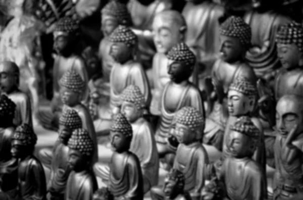 Fondo de foto borrosa de la estatua de buddha color blanco y negro — Foto de Stock