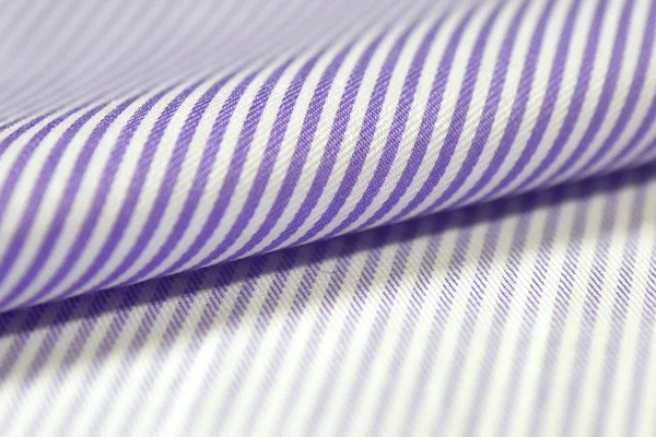Primer plano rollo púrpura claro y blanco tela de la camisa — Foto de Stock