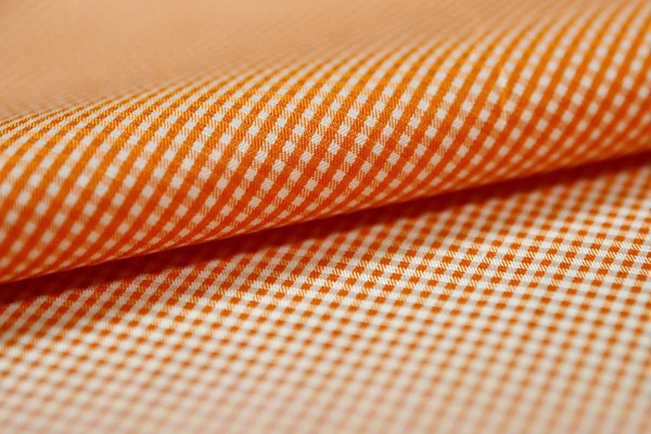 閉じるをロール オレンジと白のシャツのスコット パターン生地 — ストック写真