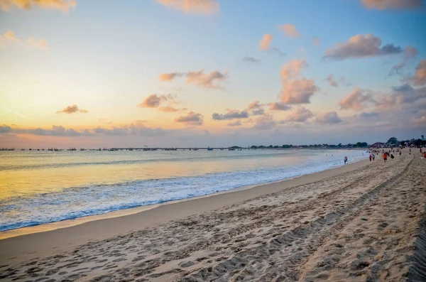 Puesta de sol en la playa de vacaciones en Bali Indonesia — Foto de Stock