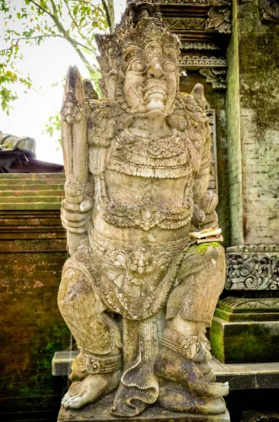 Estátuas de arte antiga no templo em Bali — Fotografia de Stock