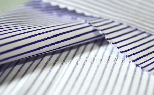 Gros plan tissu texture fine ligne pourpre et blanc de chemise — Photo