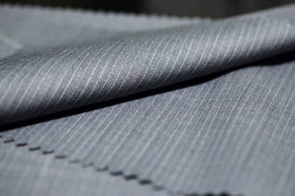 yakın kadar gary takım elbise mavi çizgili kumaş ile rulo