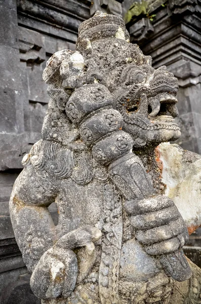 Статуи древнего наскального искусства в храме — стоковое фото