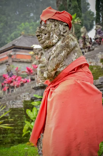 Antike Kunststatuen mit rotem Tuch im Tempel — Stockfoto