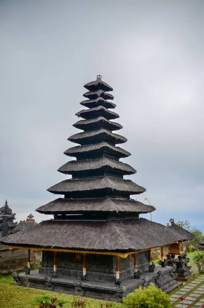 Pagode noire au temple Besakih à Bali — Photo