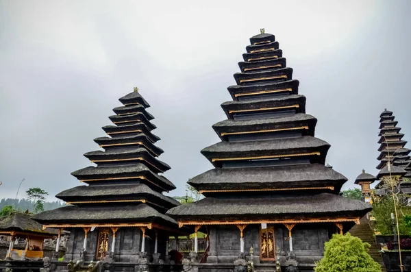 ブサキ寺院とバリ島で 2 つの黒い塔 — ストック写真
