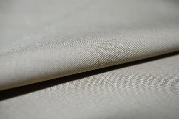 クローズ アップ スーツのロールのクリーム色の布 — ストック写真