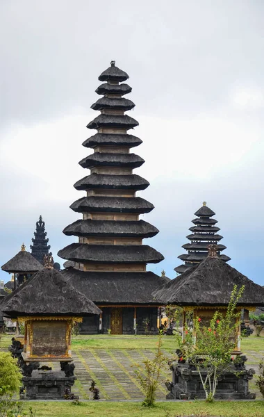 Temple Pura Besakih et pagode noire traditionnelle à Bali — Photo