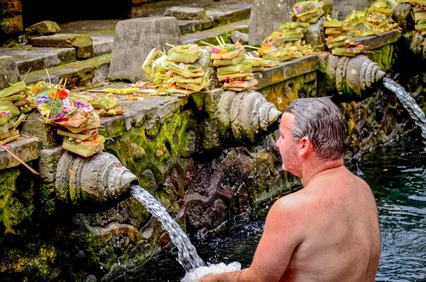 Людина була промивають його тіло на Балі Святий весна воду храм — стокове фото